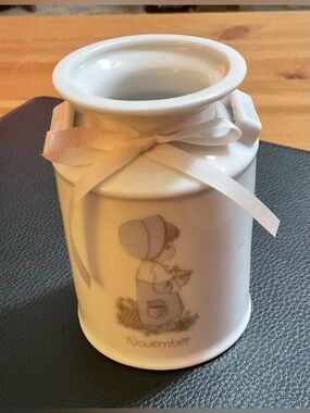 Precious Moments: Enesco White Ceramic November milk can/vase with Ribbon Accent